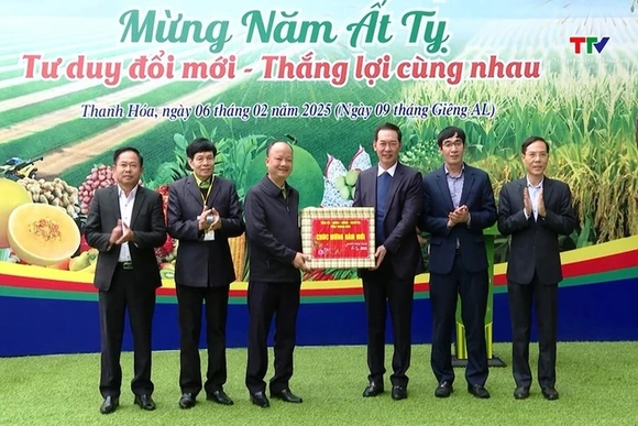 Phó Bí thư Tỉnh ủy Trịnh Tuấn Sinh dự lễ ra quân sản xuất đầu năm