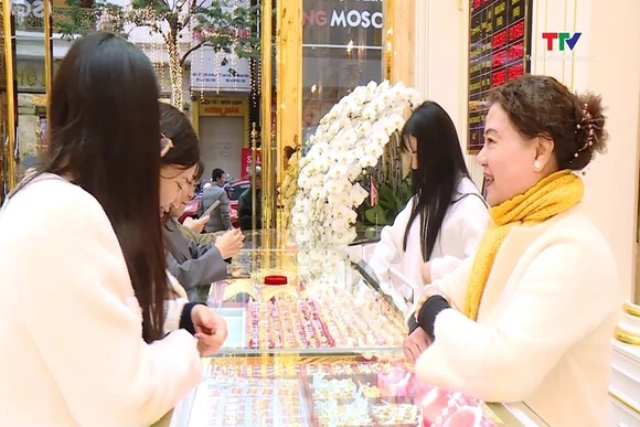 Người dân đi mua vàng cầu may trong ngày Vía Thần Tài