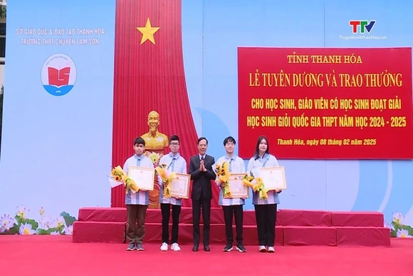 Tuyên dương, trao thưởng cho học sinh, giáo viên có học sinh đoạt giải học sinh giỏi quốc gia