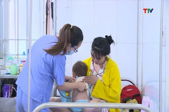 Nhiều trẻ mắc sởi biến chứng nặng