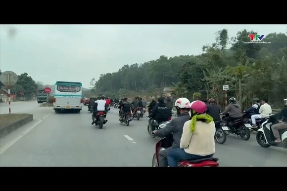 Xác minh nhóm thanh niên đi xe máy không đội mũ bảo hiểm trên quốc lộ 1