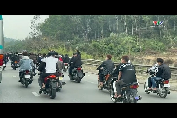 Xử lý nghiêm nhóm thanh thiếu niên đi xe máy dàn hàng ngang trên quốc lộ 1