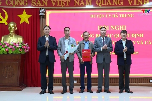 Huyện ủy Hà Trung: Công bố các quyết định về công tác tổ chức bộ máy và cán bộ