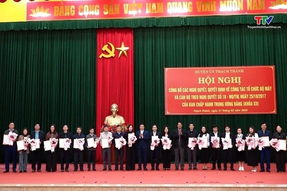 Thạch Thành công bố các quyết định về công tác tổ chức bộ máy và cán bộ
