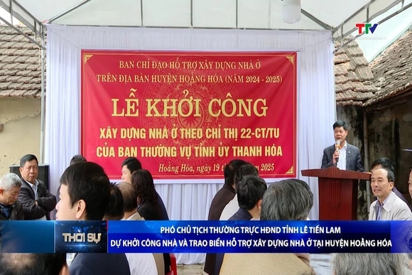 Phó Chủ tịch Thường trực Hội đồng nhân dân tỉnh Lê Tiến Lam dự khởi công nhà và trao biển hỗ trợ xây