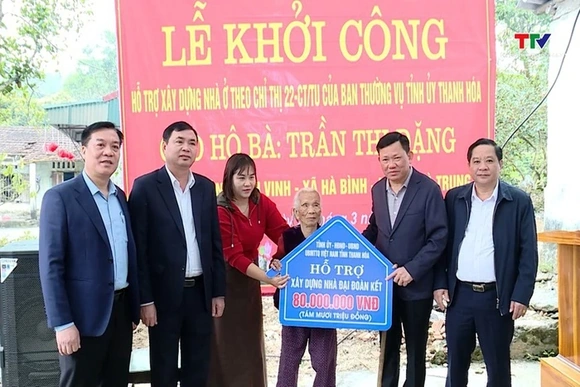 Phó Chủ tịch Thường trực UBND tỉnh Nguyễn Văn Thi 
dự lễ khởi công xây dựng nhà ở cho hộ nghèo tại 