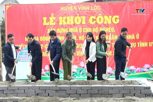 Phó Bí thư Đảng ủy UBND tỉnh Trần Văn Hải dự lễ khởi công xây dựng nhà ở cho hộ nghèo tại huyện Vĩnh