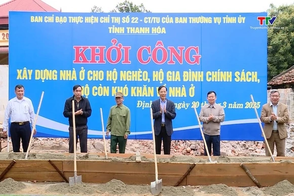 Phó Chủ tịch Ủy ban Nhân dân tỉnh Đầu Thanh Tùng 
dự lễ khởi công xây dựng nhà ở cho hộ nghèo tại h
