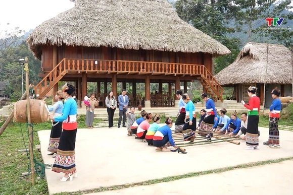 Một ngày ở làng cổ Tân Hùng