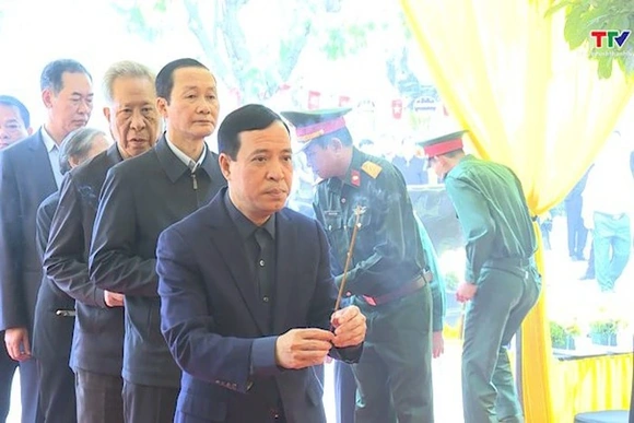 Các đồng chí lãnh đạo tỉnh viếng đồng chí Phạm Minh Đoan, nguyên Chủ tịch UBND tỉnh