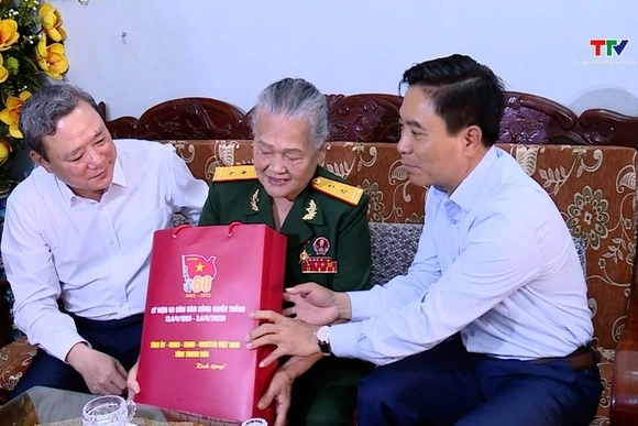 Bí thư Tỉnh ủy Nguyễn Doãn Anh thăm, tặng quà Anh hùng lực lượng vũ trang Nhân dân, thân nhân liệt s