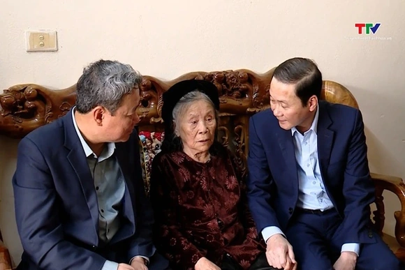 Chủ tịch Ủy ban Nhân dân tỉnh tri ân chiến sĩ, dân quân 
chiến đấu bảo vệ cầu Hàm Rồng
