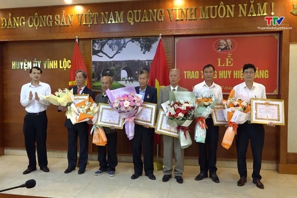 Huyện uỷ Vĩnh Lộc trao Huy hiệu Đảng cho các đồng chí nguyên lãnh đạo