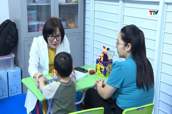 Can thiệp sớm – Cơ hội giúp trẻ tự kỷ hoà nhập cộng đồng