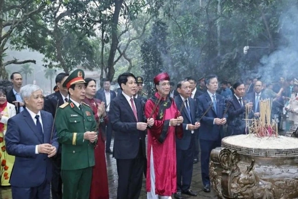 Phú Thọ dâng hương tưởng niệm các Vua Hùng