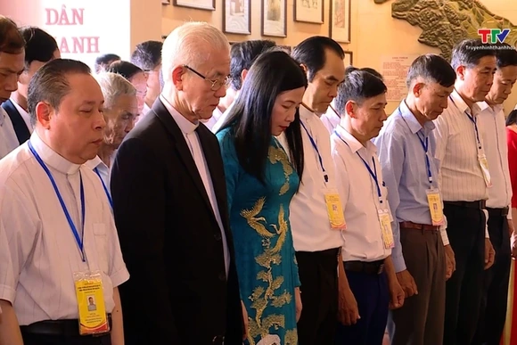 Đoàn đại biểu đồng bào công giáo tỉnh Thanh Hóa dâng hương tưởng niệm Chủ tịch Hồ Chí Minh