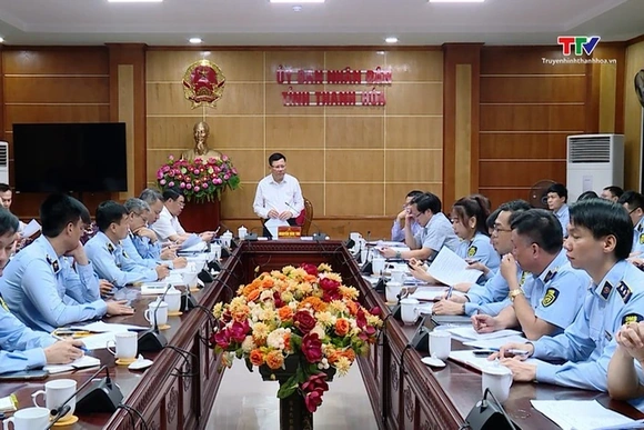 Phó Chủ tịch Thường trực UBND tỉnh nghe báo cáo Đề án thành lập Chi cục Quản lý thị trường Thanh Hóa