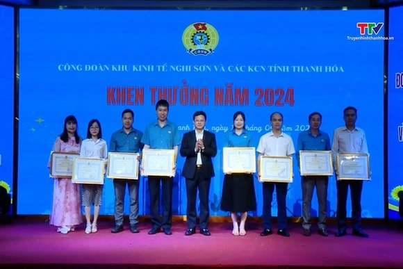 Biểu dương điển hình tiên tiến trong công nhân, viên chức, lao động