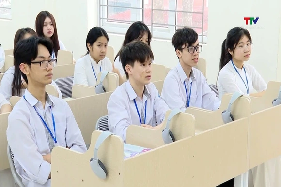 Thi tốt nghiệp THPT 2025: Hai nhóm thí sinh, hai loại đề thi