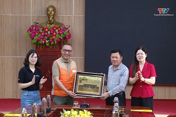 Phó Chủ tịch Thường trực UBND tỉnh làm việc với đoàn công tác của Tổ chức Tầm nhìn Thế giới