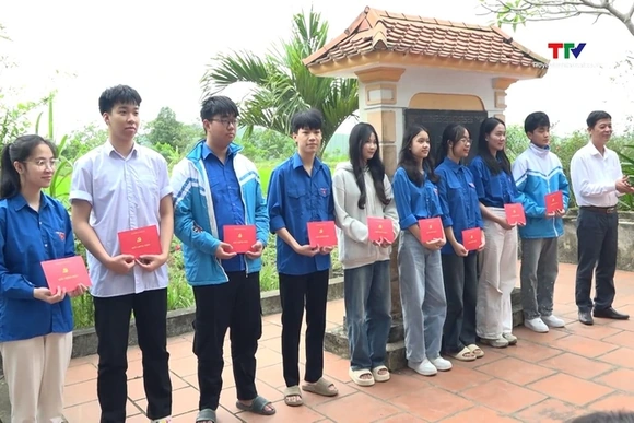 Vĩnh Lộc: Bế giảng lớp bồi dưỡng nhận thức về Đảng cho học sinh THPT