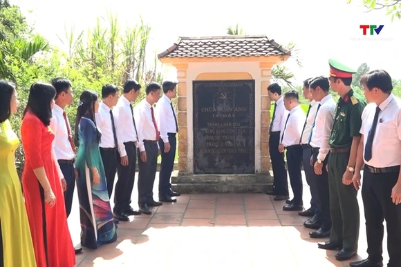 Dâng hương tại nơi thành lập Chi bộ Đảng đầu tiên của huyện Vĩnh Lộc