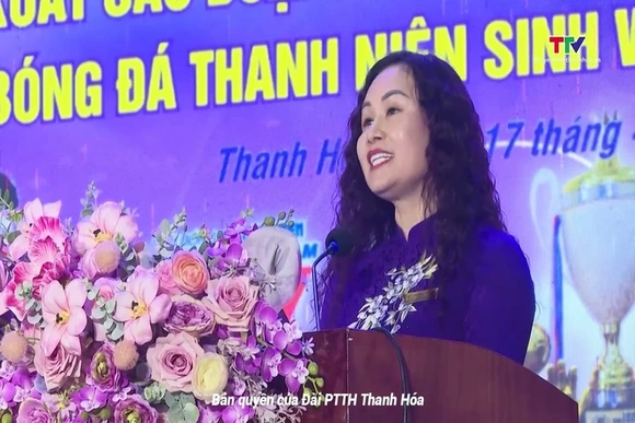 Khen thưởng đội bóng sinh viên đoạt cúp vô địch Quốc gia và Quốc tế Giải bóng đá Thanh niên sinh viê