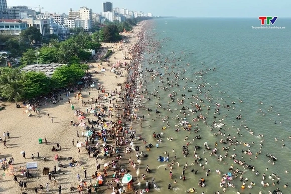 Du khách đổ về các bãi biển của Thanh Hóa trong dịp nghỉ lễ