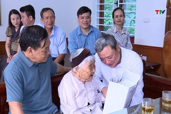 Bí thư Thành ủy Thành phố Thanh Hóa thăm, tặng quà Mẹ Việt Nam anh hùng, Anh hùng lực lượng vũ trang