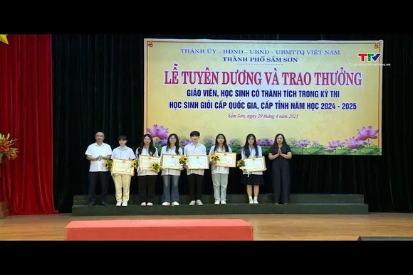 Thành phố Sầm Sơn tuyên dương 162 giáo viên và học sinh có thành tích xuất sắc trong các kỳ thi học 