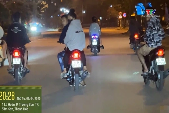 Phạt nguội nhóm thanh, thiếu niên đi xe máy dàn hàng trên đường