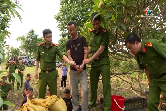 Bắt 2 người nước ngoài xâm hại lăng mộ vua Lê Túc Tông