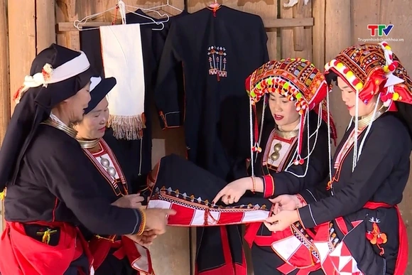 Những người “giữ lửa” văn hóa dân tộc Dao