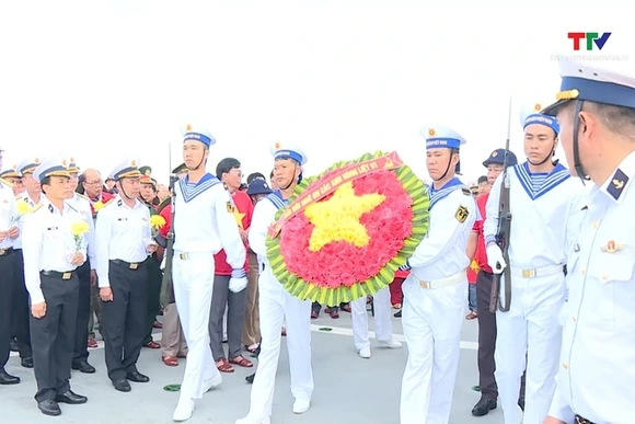 Đoàn công tác của tỉnh Thanh Hóa thăm cán bộ, chiến sĩ và Nhân dân Trường Sa, Nhà giàn DK I