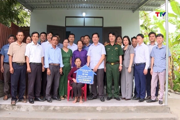 Thị xã Bỉm Sơn trao biển hỗ trợ làm nhà ở cho các hộ có hoàn cảnh khó khăn