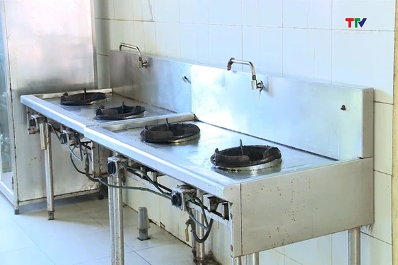 2 bếp ăn bệnh viện tạm dừng hoạt động do vi phạm quy định an toàn thực phẩm