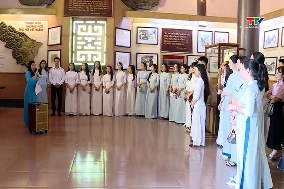 Tháng Năm nhớ Bác