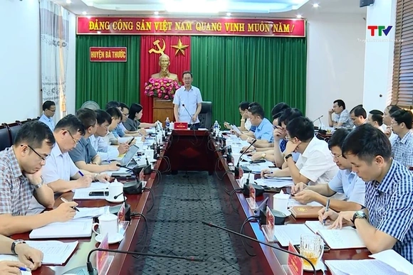 Phó Bí thư Tỉnh ủy Trịnh Tuấn Sinh làm việc với huyện Bá Thước về tiến độ xóa nhà tạm, nhà dột nát v