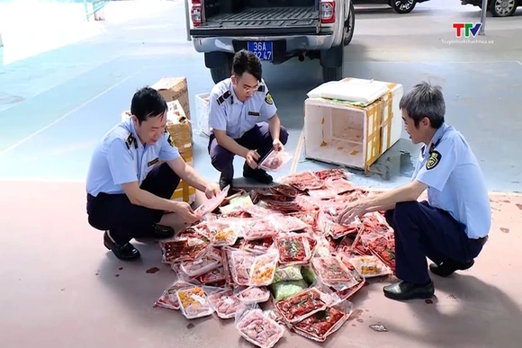 Bắt giữ gần 1 tạ thực phẩm không rõ nguồn gốc