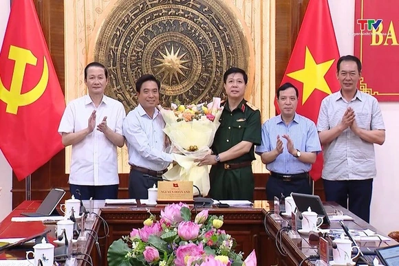 Ban Thường vụ Tỉnh ủy chúc mừng Thiếu tướng Lê Văn Trung, Phó Chính ủy Quân khu 4
