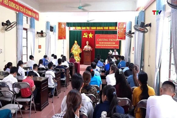 Trao học bổng nâng bước em tới trường