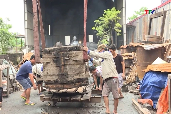 Hội Di sản Văn hóa và Cổ vật Thanh Hoa  đúc trống đồng tặng tỉnh Cà Mau
