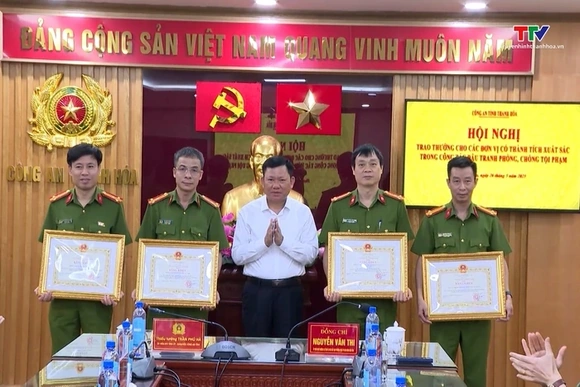 Biểu dương, khen thưởng các tập thể, cá nhân có thành tích xuất sắc trong đấu tranh phòng, chống tội