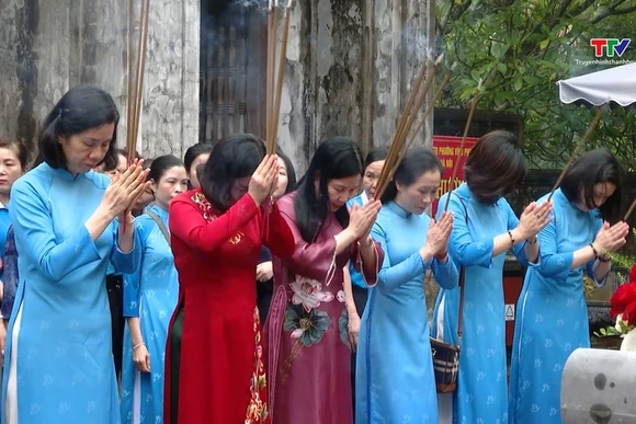 Đoàn công tác Hội Liên hiệp Phụ nữ Việt Nam dâng hương tri ân