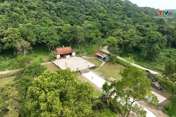 Linh thiêng cổ tự Am Các