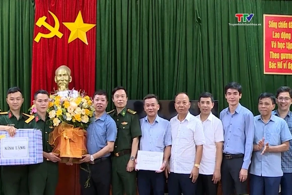Sở Nông nghiệp và Môi trường tặng quà Bộ đội đảo Nẹ