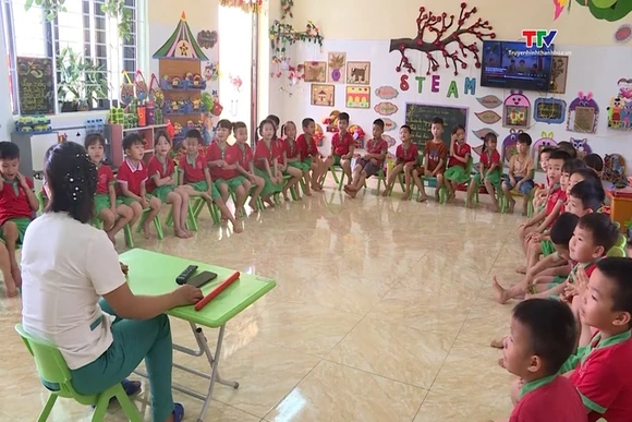 Các trường mầm non tăng cường biện pháp chống nóng cho học sinh