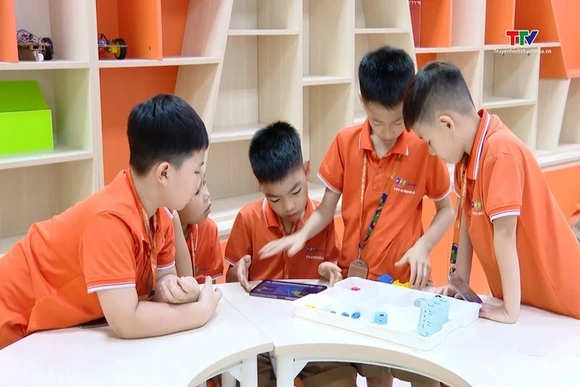 FPT School Thanh Hoá trao học bổng cho học sinh xuất sắc