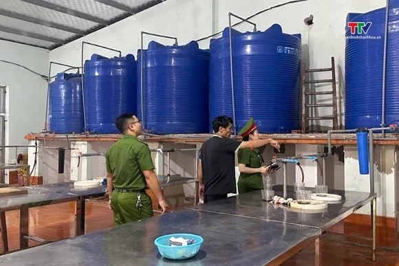 Xác minh vụ hàng nghìn chai nước mắm bị vứt bỏ ở tỉnh Quảng Nam