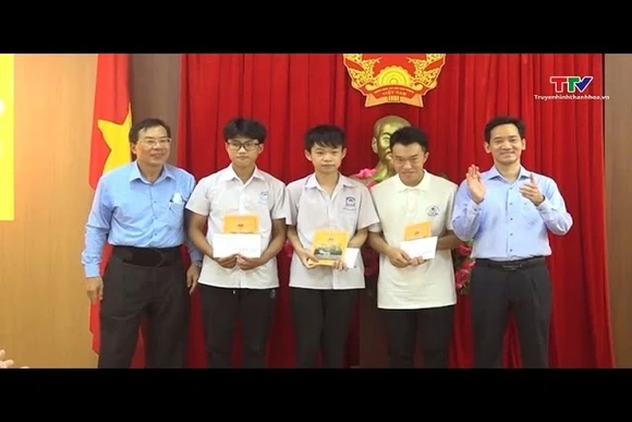 Khen thưởng học sinh có thành tích xuất sắc trong kỳ thi vào lớp 10 năm học 2025 - 2026